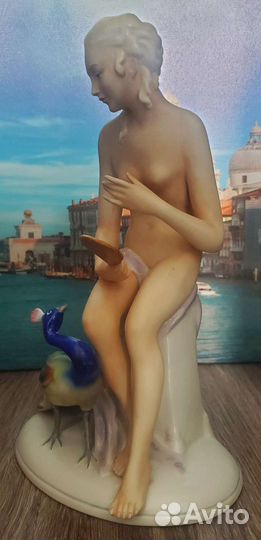 Фарфоровая статуэтка Обнаженная девушка с павлином