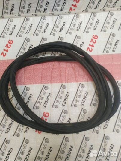 Уплотнитель двери задний правый Volkswagen Touareg