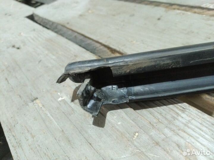 Уплотнитель рамки двери задний левый Chevrolet