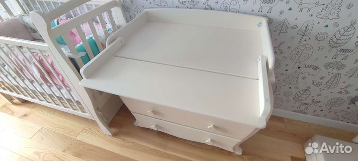 Детская кроватка и комод