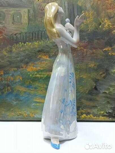 Фарфоровая статуэтка певица