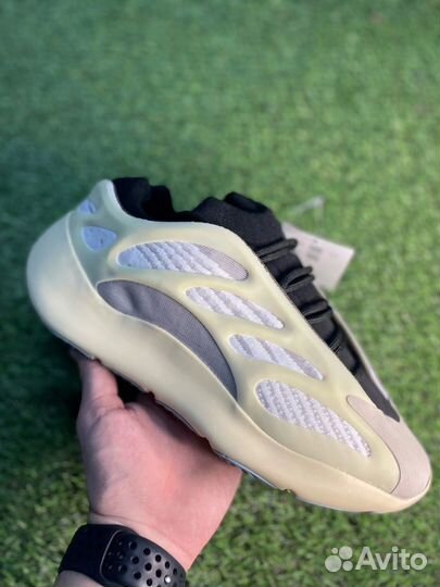 Кроссовки Adidas Yeezy Boost 700 v3