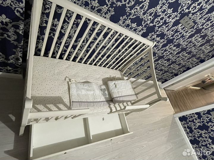 Детская кроватка с маятником и ящиком белая