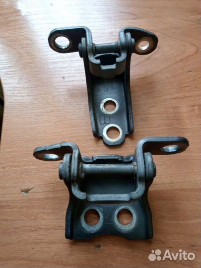 Петля двери передняя правая Honda Accord седан