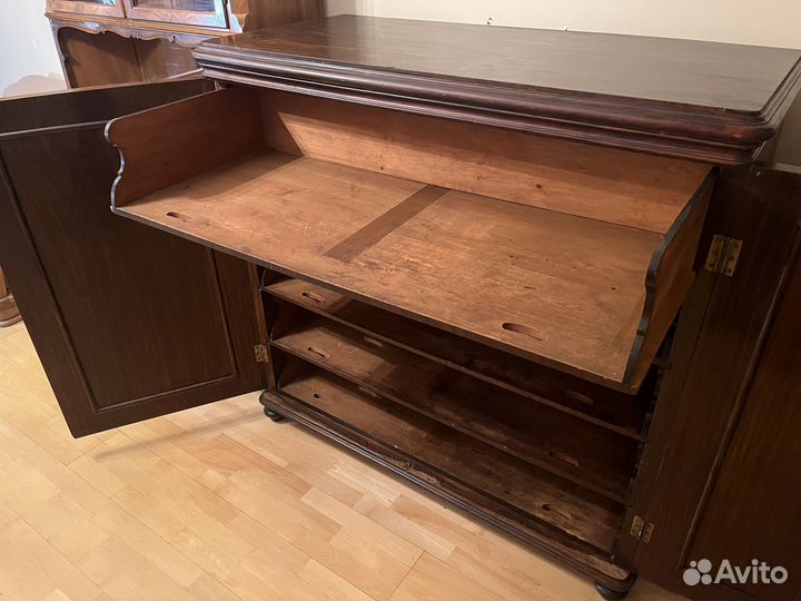 Антикварный комод-шкаф для хранения живописи