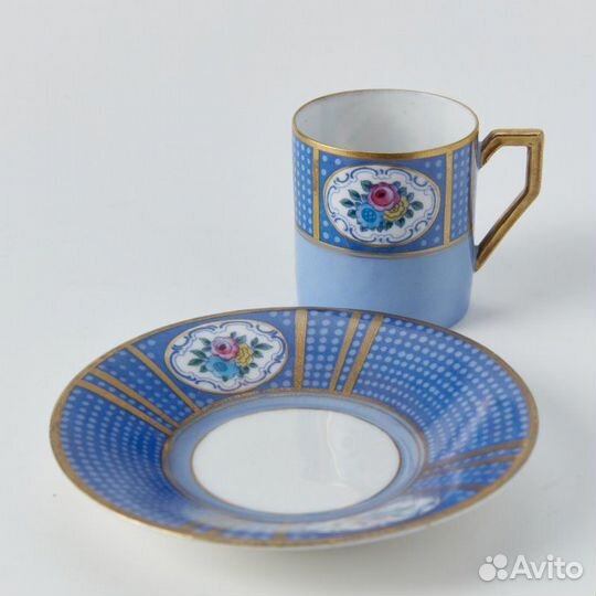 Старинная кофейная чашка с блюдцем в голубом цвете