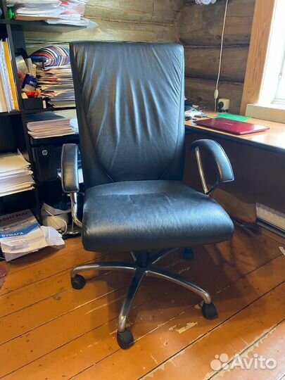 Офисное кожаное кресло