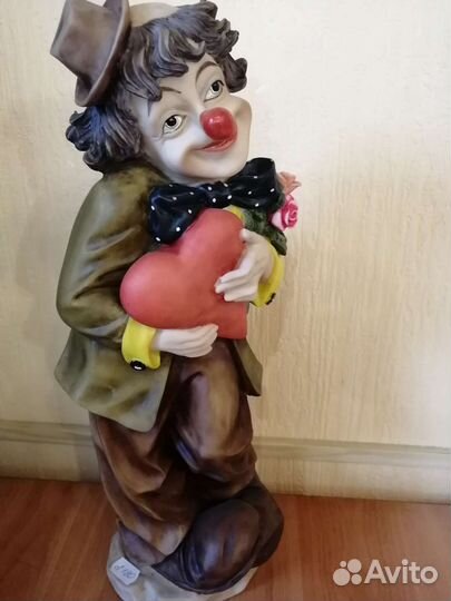 Статуэтка клоун с сердцем большая