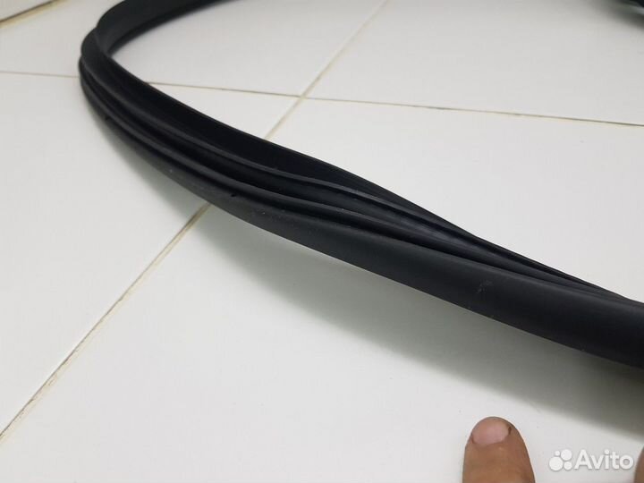 Уплотнитель проема задней правой двери