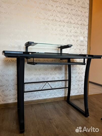Компьютерный стол стеклянный