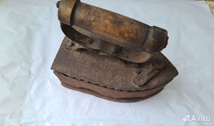 Старинный угольный утюг