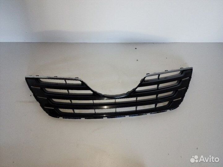 Решетка в бампер верхняя передняя Toyota Camry V45