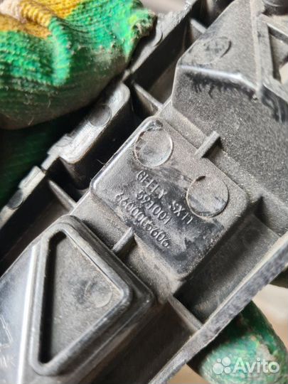 Крепление бампера левое Geely Coolray SX11 2020