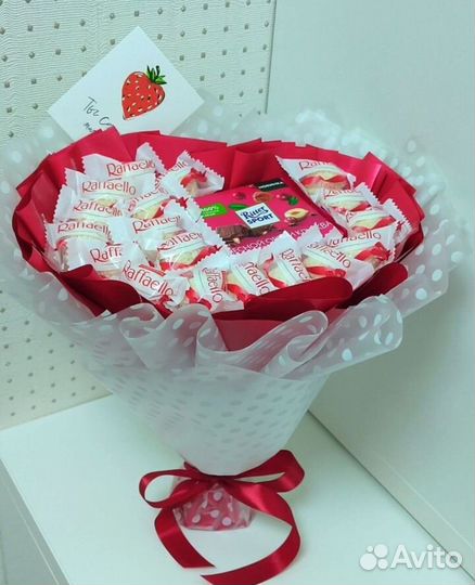 Сладкие букеты из конфет Раффаэло