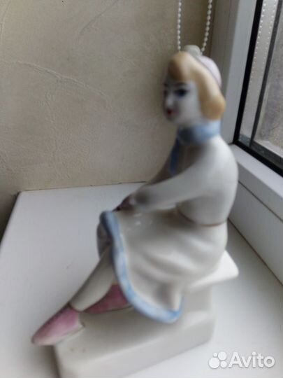 Фарфоровая статуэтка Девушка на катке