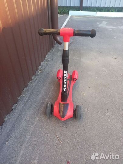 Самокат с зарядным устройством