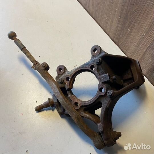 Кулак передний левый Mini Countryman