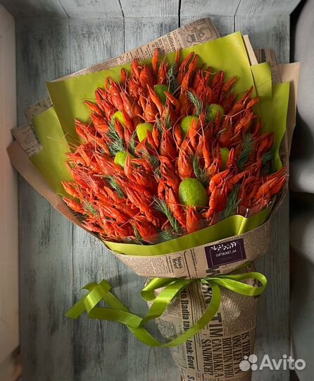 Букет и ящик с раками