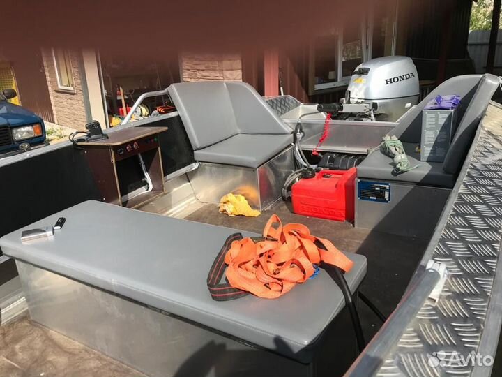 Продам моторную лодку