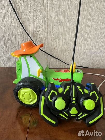 Игрушка синий трактор