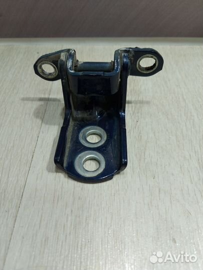 Петля двери nissan tiida C11 Лев