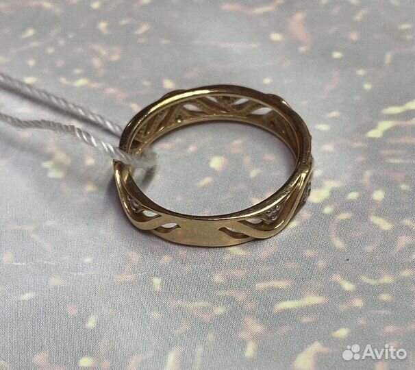 Золотое кольцо с бриллиантом