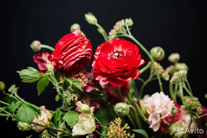 Цветочная композиция с ранункулюсами