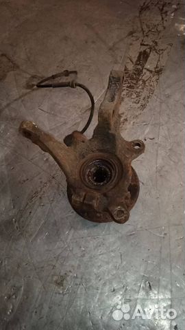 Кулак передний левый Mitsubishi Carisma рест. 2001