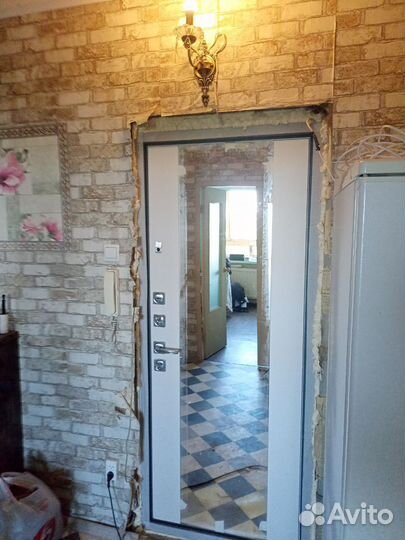 Дверь входная металлическая с зеркалом