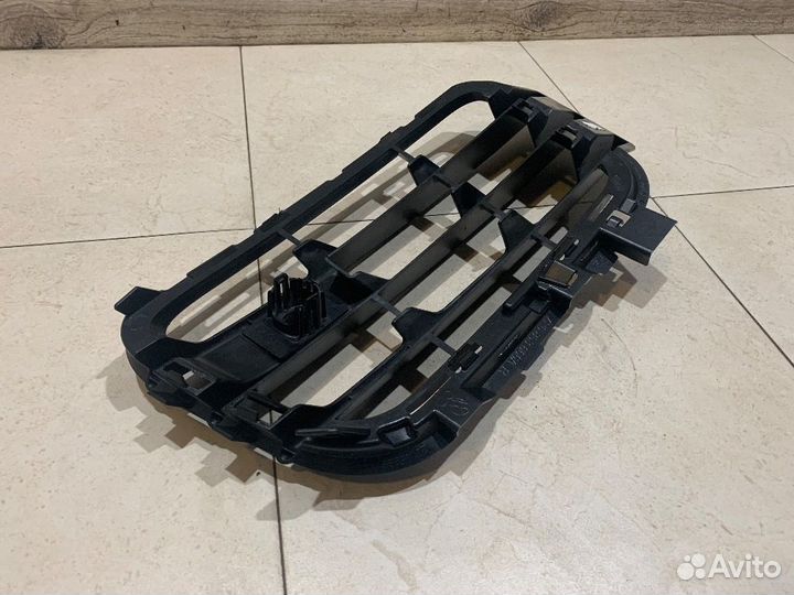 Решётка бампера правая VW Touareg NF