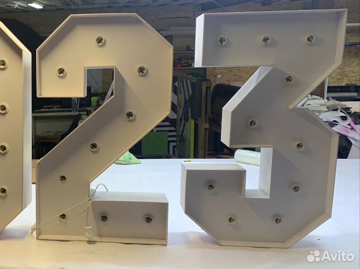 Цифры 23 с лампочками