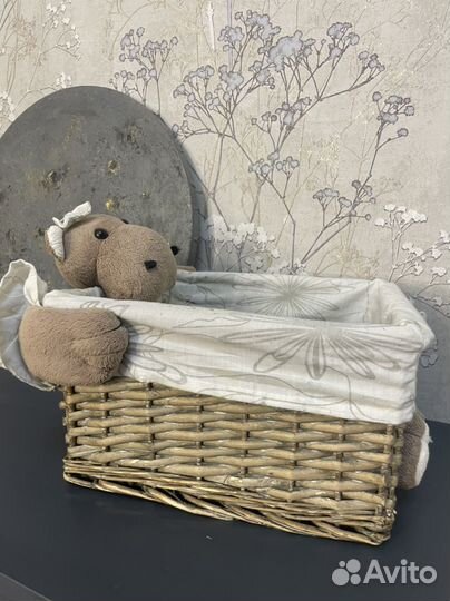 Корзинка плетеная с игрушкой