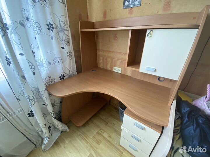 Компьютерный стол с надстройкой