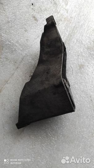 Кронштейн двигателя левый Volkswagen Passat b5