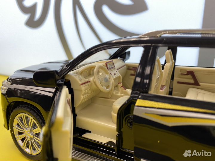 Железная модель Toyota Land Cruiser 200 1:24/Круза