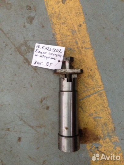 Болт эксентриковый