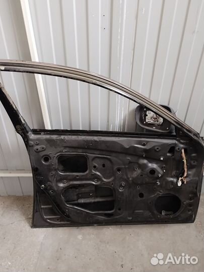 Lexus is 250 двери