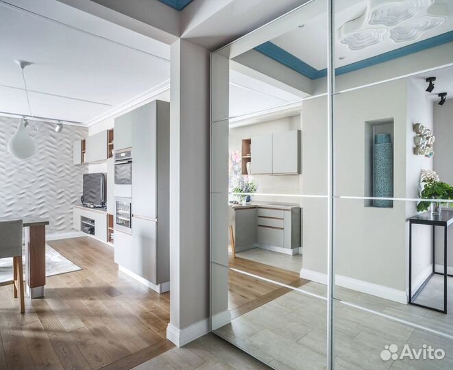 Шкаф купе с корзинами и полками