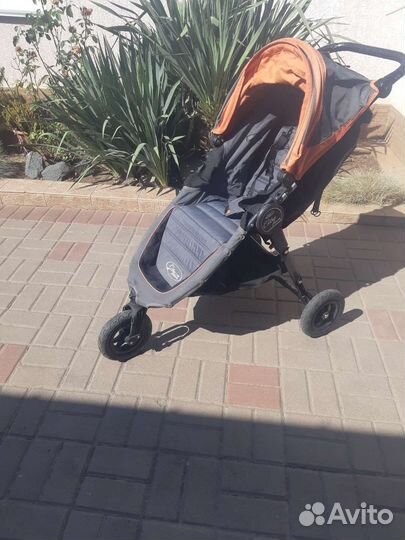 Прогулочная коляска трехколесная