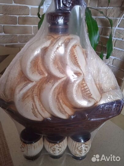 Керамический кувшин-корабль с рюмками