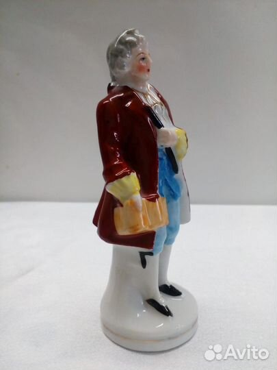 Фарфоровая статуэтка