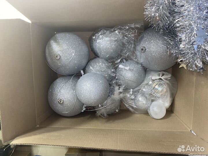 Новогодние игрушки серебряные