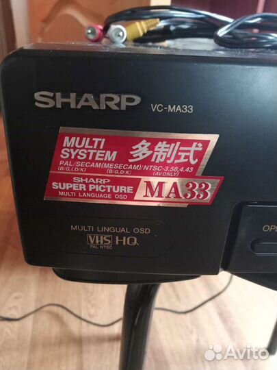 Видеомагнитофон и много к нему кассет