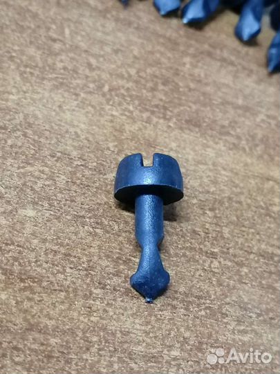 Клипса / Болт / Крепёж верхней крышки двигателя