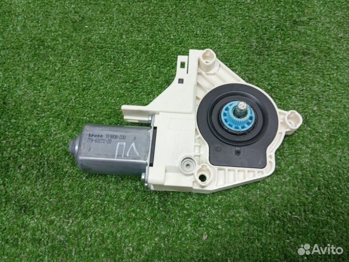 Моторчик стеклоочистителя передний левый Porsche