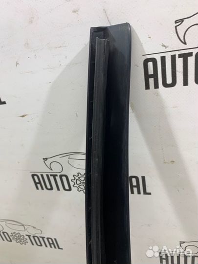Молдинг стекла задний левый Ford Fusion fxja 2008