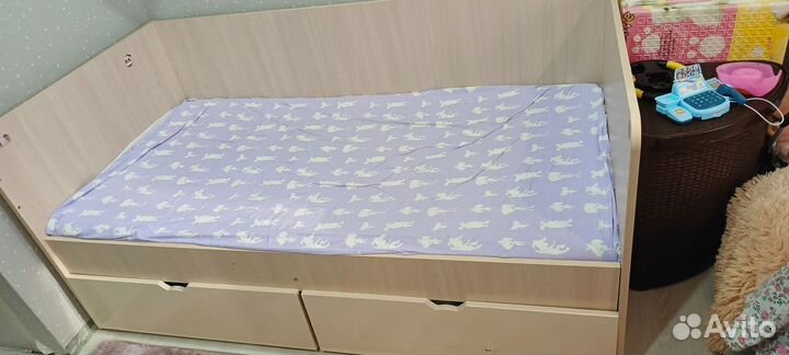 Детская кровать с матрасом и ящиками