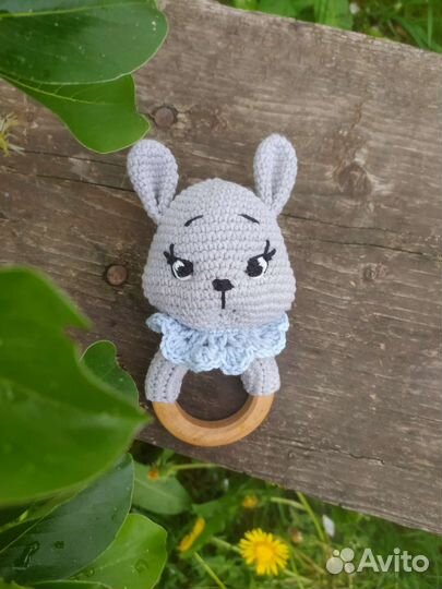 Вязаная погремушка Зайка