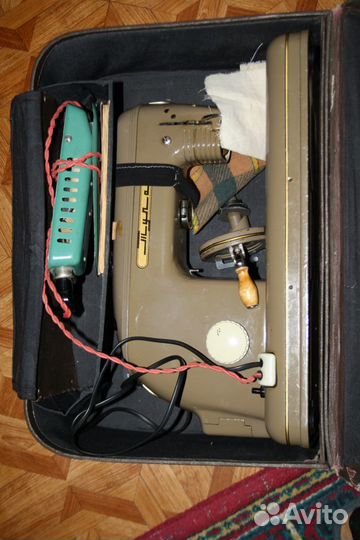 Швейная машина 