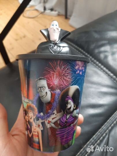 Кружка монстры на каникулах с отверстием для труб